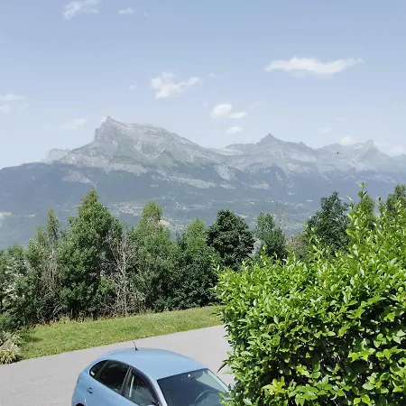 - Combloux