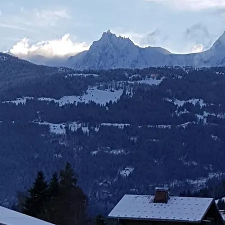 - * Combloux
