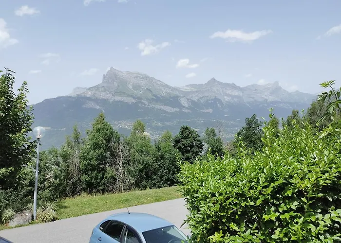 - Combloux
