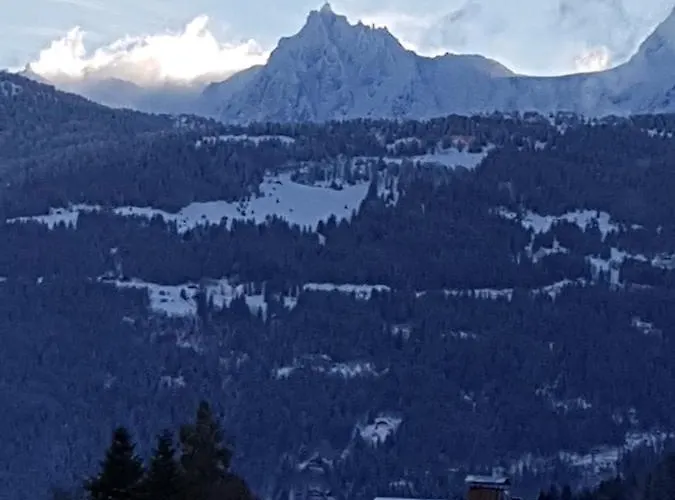 - * Combloux